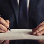 Kelsem Ricardo Rios Lima explica que conhecer seus direitos em contratos bancários é essencial para evitar tarifas abusivas e cláusulas ilegais.