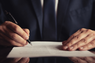 Kelsem Ricardo Rios Lima explica que conhecer seus direitos em contratos bancários é essencial para evitar tarifas abusivas e cláusulas ilegais.