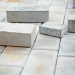 Valderci Malagosini Machado discute quando os pavers drenantes realmente garantem eficiência na drenagem urbana.