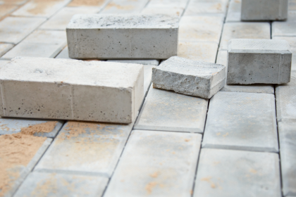 Valderci Malagosini Machado discute quando os pavers drenantes realmente garantem eficiência na drenagem urbana.