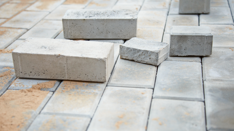 Valderci Malagosini Machado discute quando os pavers drenantes realmente garantem eficiência na drenagem urbana.