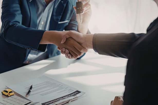 A emoção influencia expectativas, enquanto a racionalidade orienta escolhas nas decisões imobiliárias, explica Alex Nabuco Dos Santos.