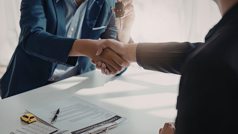 A emoção influencia expectativas, enquanto a racionalidade orienta escolhas nas decisões imobiliárias, explica Alex Nabuco Dos Santos.