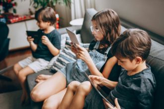 Roblox reforça controle parental: novas restrições de conteúdo por idade elevam a segurança na plataforma