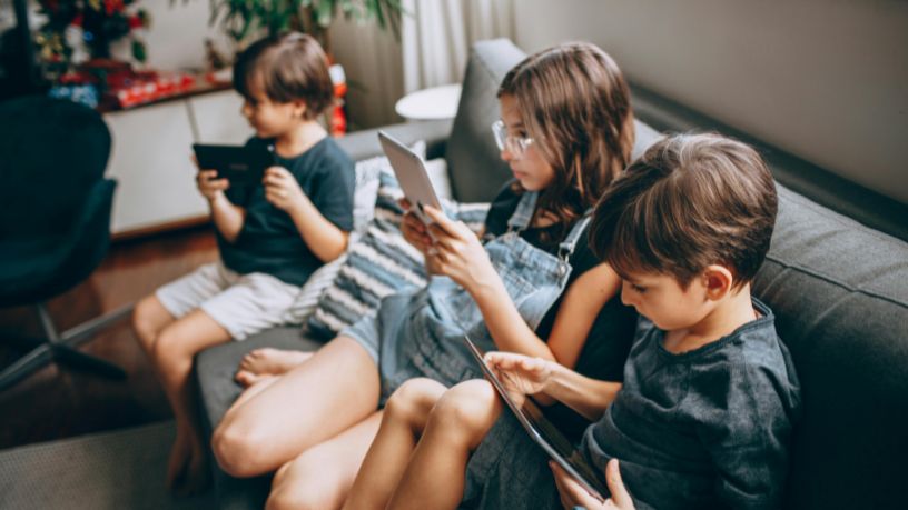 Roblox reforça controle parental: novas restrições de conteúdo por idade elevam a segurança na plataforma